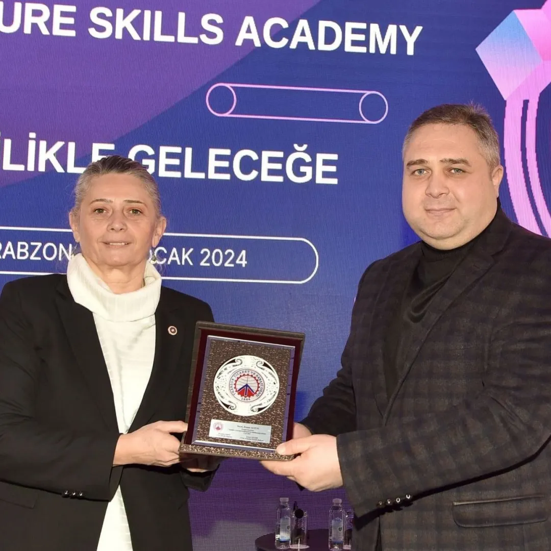 Yenilikle Geleceğe etkinliğine teşrif eden vekilimizden plaketimizi alırken